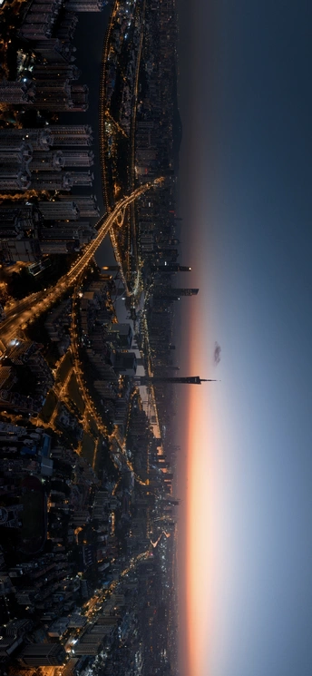 夜晚飞越城市的飞机