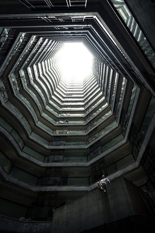 抬头仰望一座高楼在灯光下