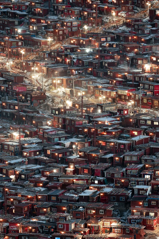 夜晚的城镇 aerial view with brightly lit houses