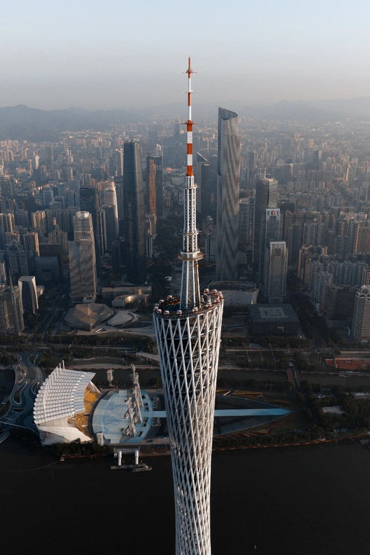正在建造的高大塔楼 可俯瞰城市和天际线上的其他建筑。