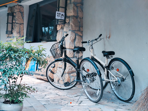 几辆自行车 篮子靠在房子的墙上