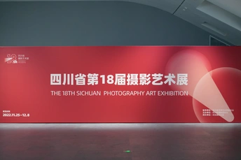 墙上有一大幅广告