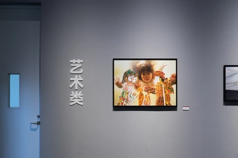 一个挂有画作的房间