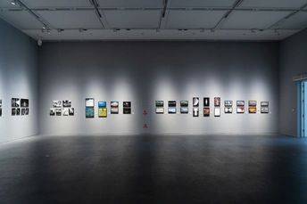 艺术画廊的墙上的一幅画的照片