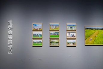 一面墙上挂着几幅田野风景画