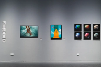 艺术博物馆的墙上挂着画。