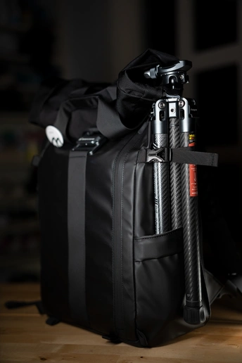 一个黑色行李包坐在木地板上