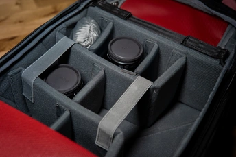 一个带有两个上部的隔间的黑色外壳