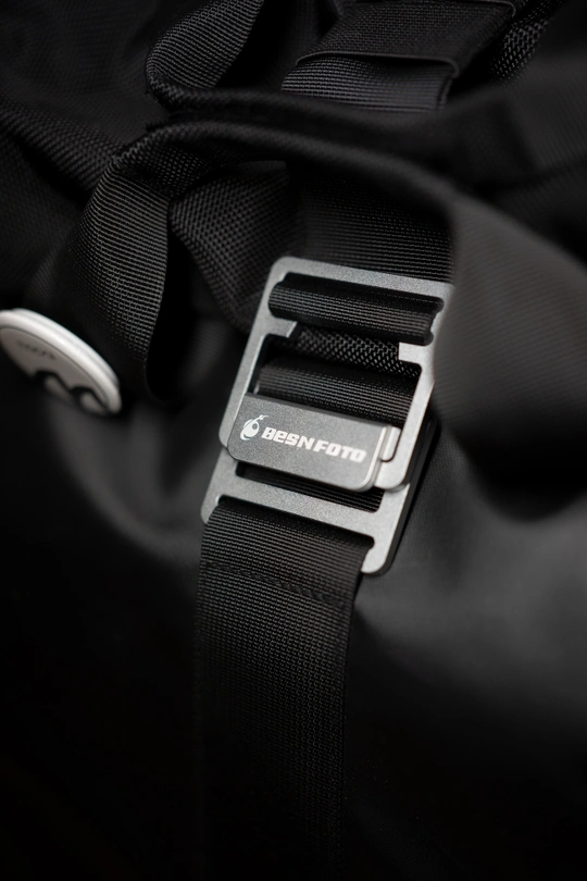 黑色背包的特写镜头 带有一个肩带