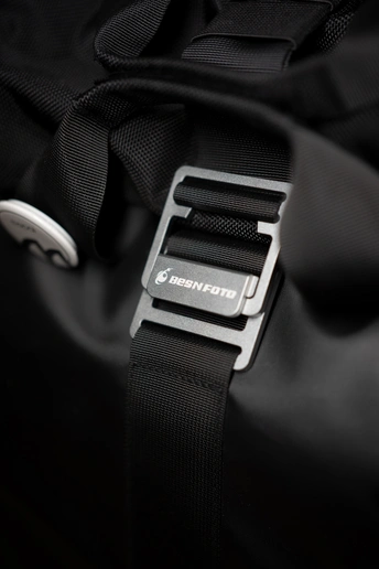 黑色背包的特写镜头 带有一个肩带