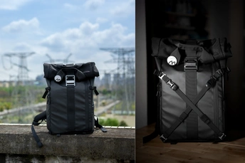 一个黑色的大包和一个黑白相间的包