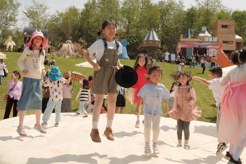 公园里的嘉年华上 年轻女孩在跳舞。