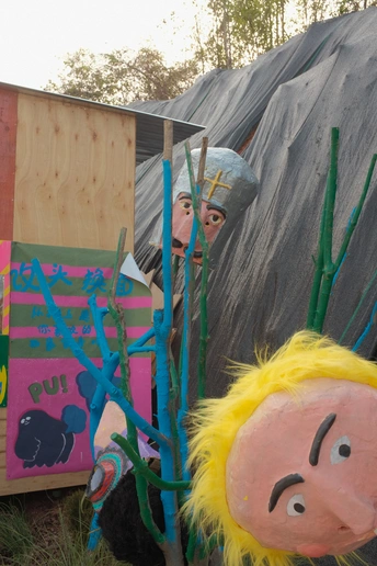 地面上的稻草人特写