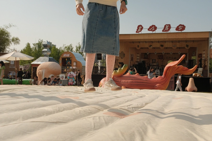 一个站在床上的男人