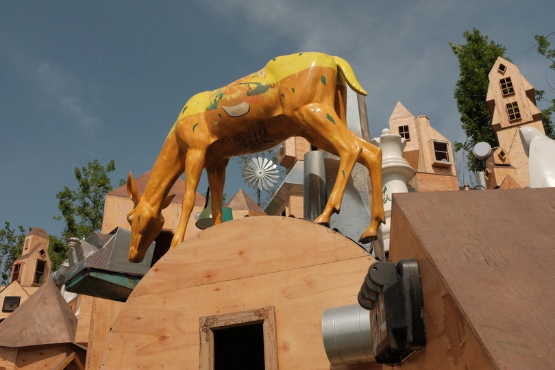 一个在建筑物顶部的黄色牛的木雕