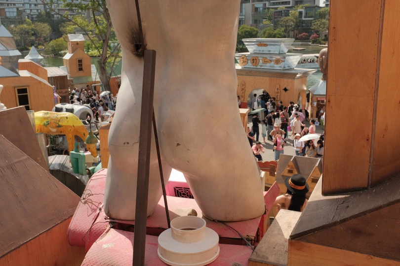 一座位于建筑物中央的巨大熊雕塑