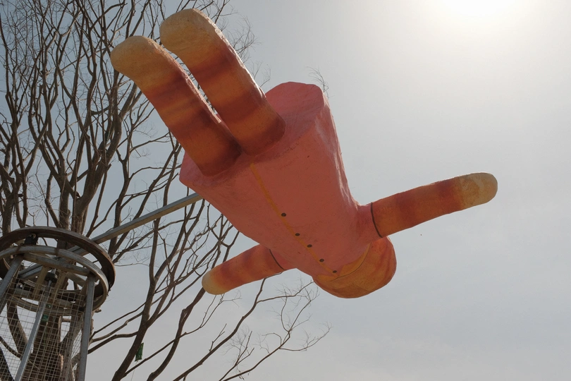 一架橙色玩具飞机在天空中飞行