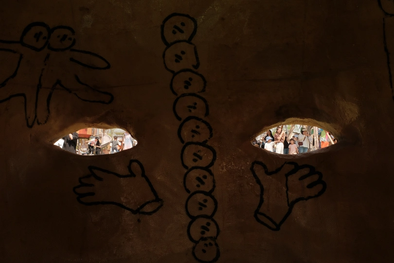 墙上的一个洞里有眼睛的脸