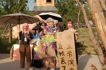 有些人穿着 costumes 站在公园里 拿着伞。