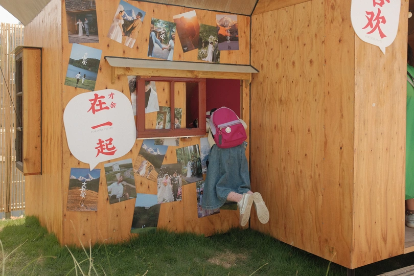 一个小棚子 里面有儿童的照片和图片。