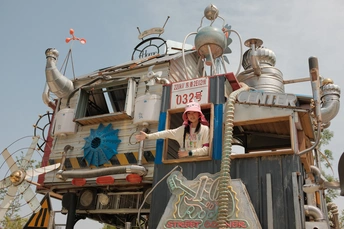 大型卡车 一名妇女站在顶部