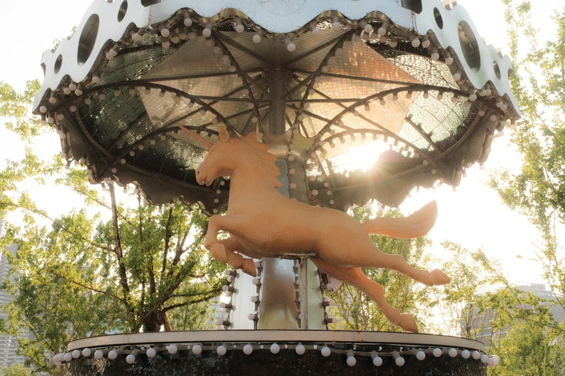 一只狗和一匹马在伞下的喷泉