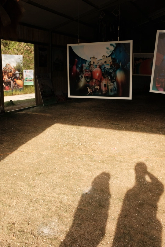 一些人站在一幅大型画的前面