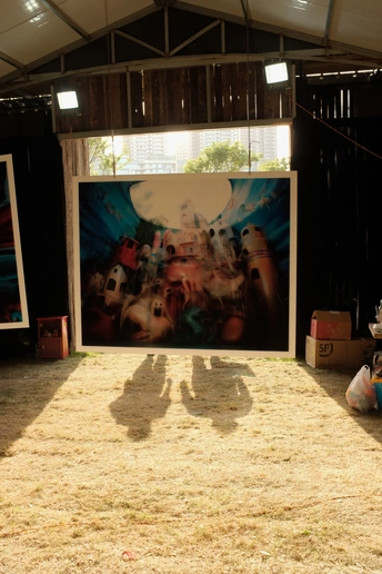 一张人在马上的大谷仓里的照片