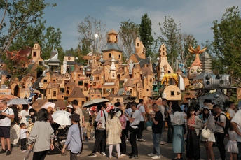 大量人群沿街行走