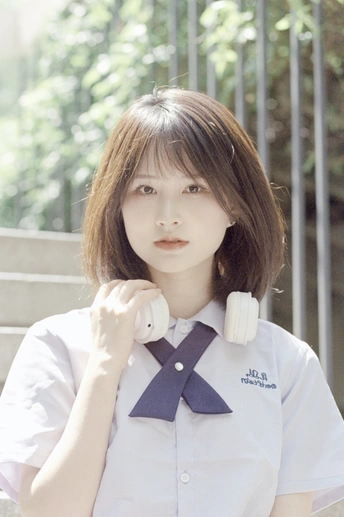 一位穿着白衬衫和领带的年轻女子站在外面