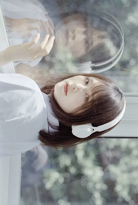 一位满头白发的女士正在看窗户外面的景色