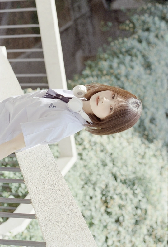 一位穿着白衬衫和领带的年轻女子