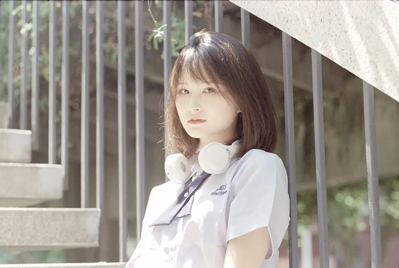 站在围栏前面的年轻女子