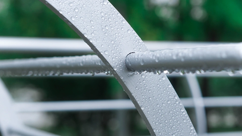 雨水滴落在篱笆上