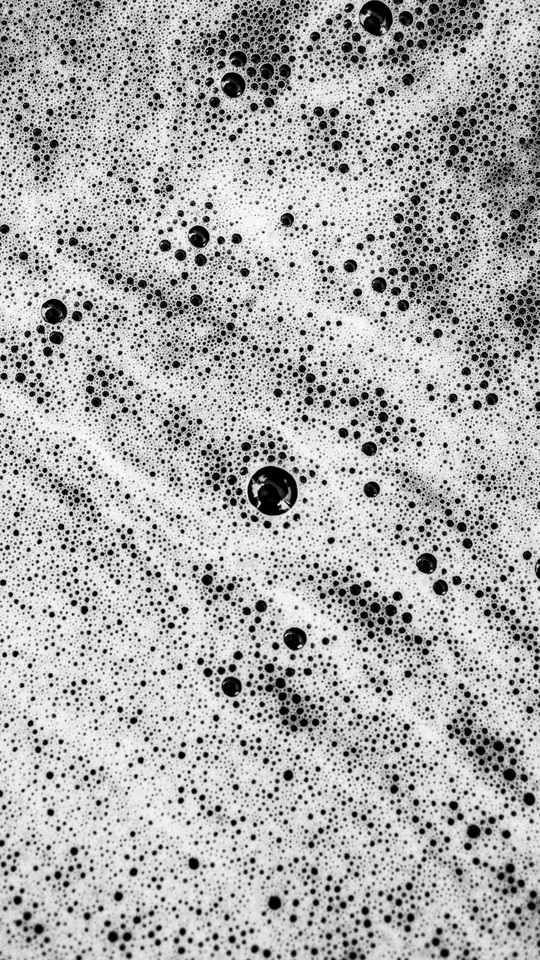 在水槽中 黑色墨水滴在白色表面上