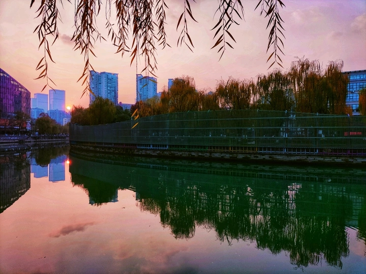 夕阳西下，水映府河