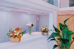一个白色 counter 上覆盖着许多花和植物