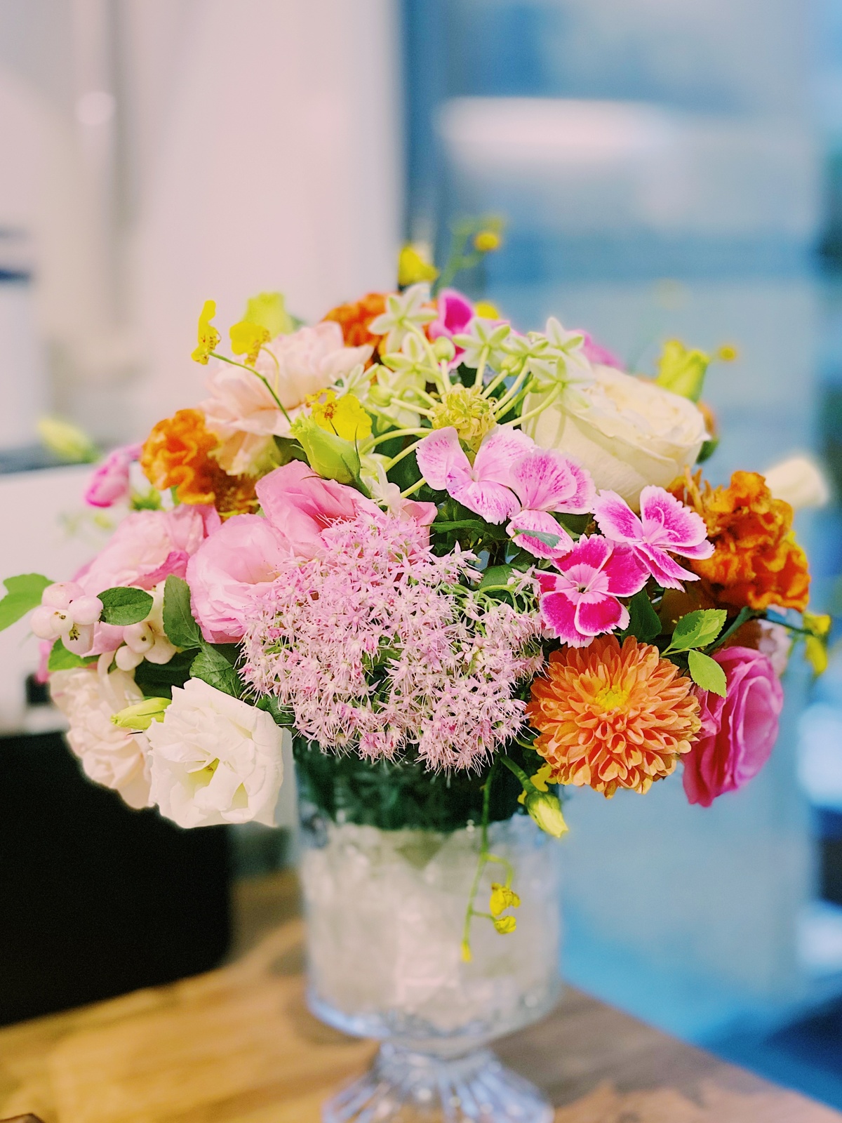 一只装满彩色花朵的碗 放在桌子上