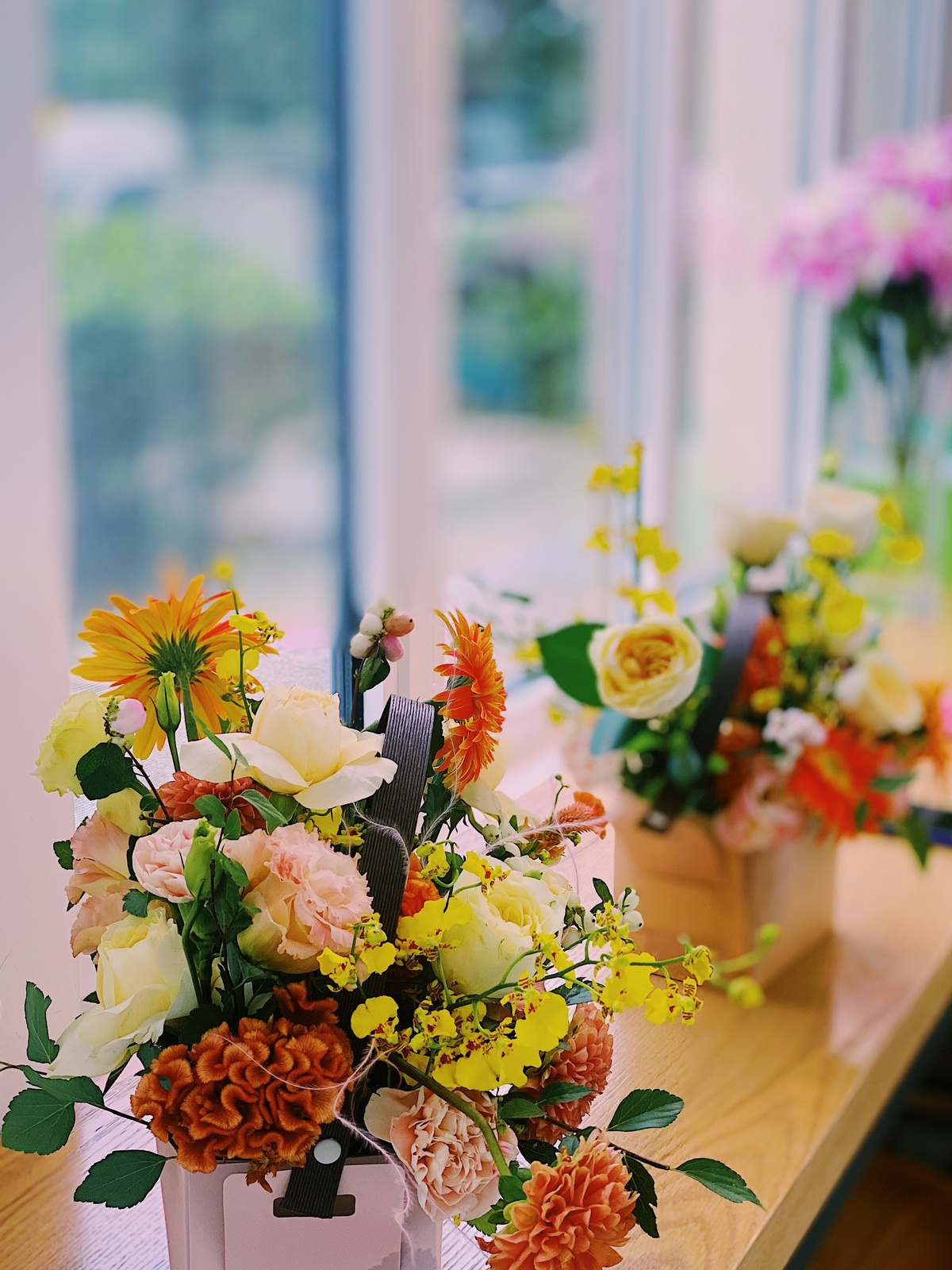 一只装满彩色鲜花的花瓶 放在桌子上。