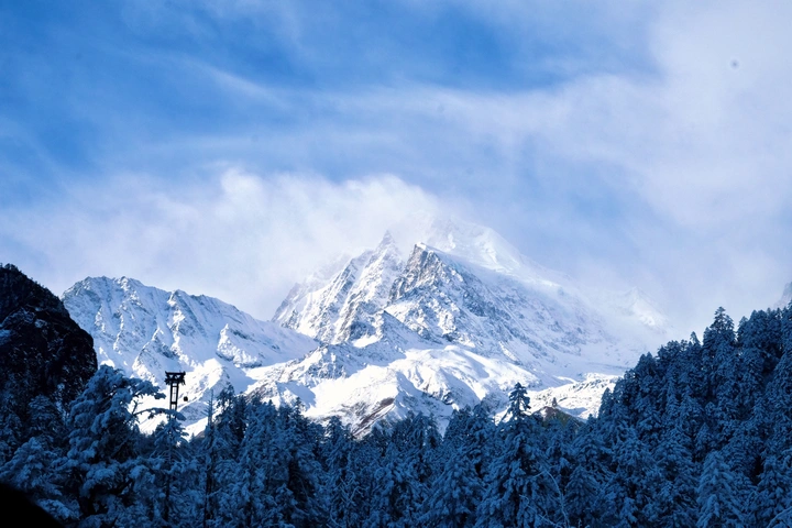 云雾飘渺的雪山