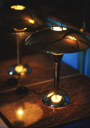 在黑暗的房间里 一个放在木桌上的酒杯被蜡烛点燃