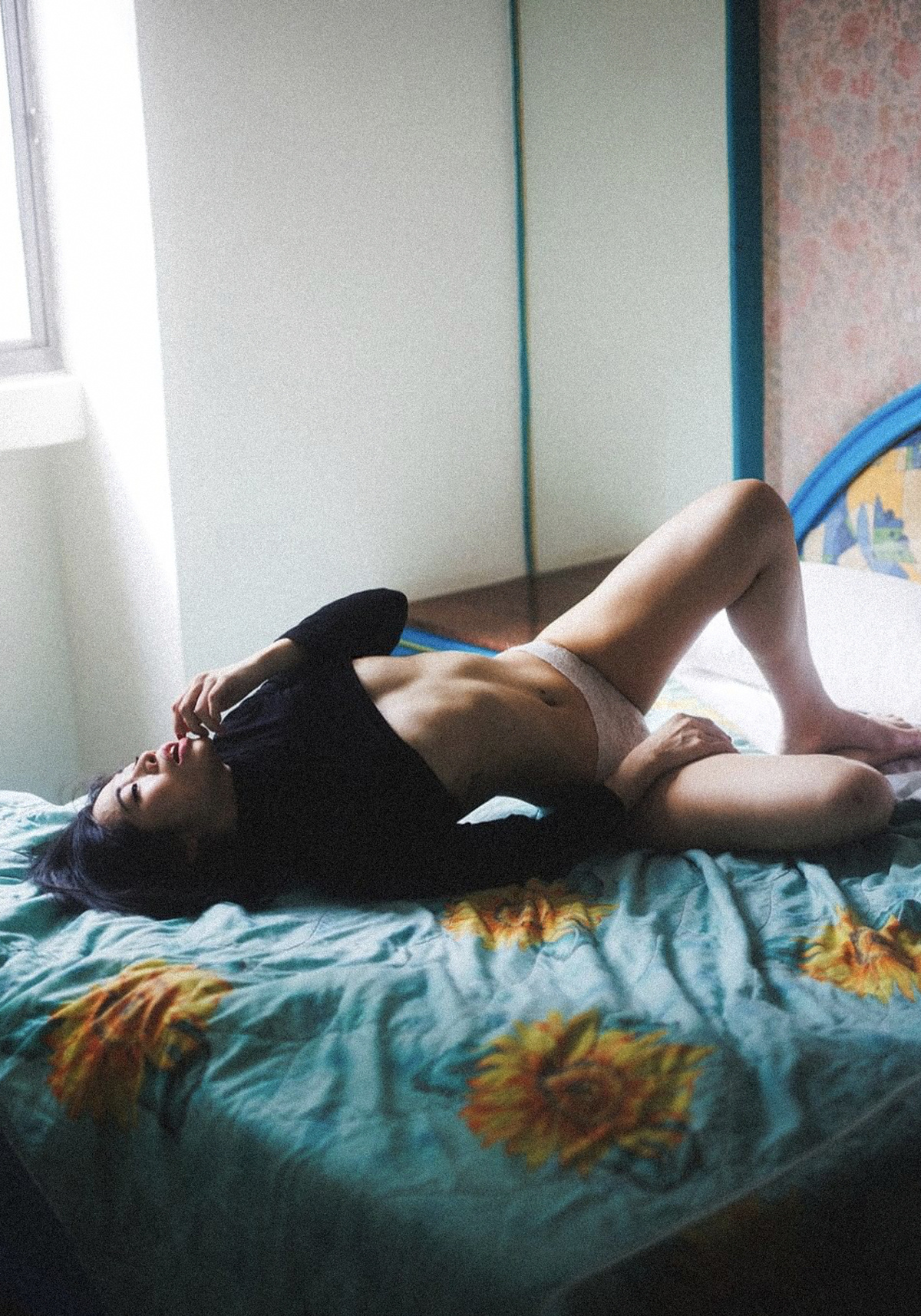 一位年轻女士趴在床上 一个人躺在床上
