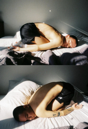 一个没有穿衬衫的年轻男子躺在床上的一张床上的照片 以及一个女人睡觉的照片。