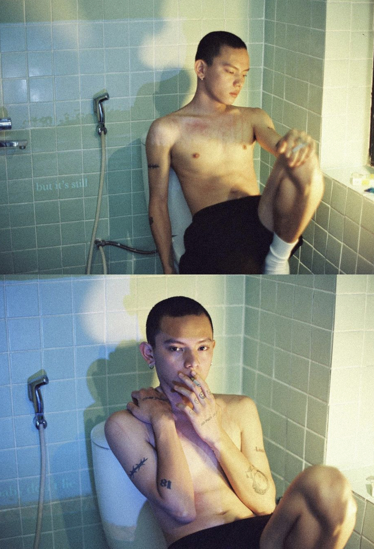 一张年轻男子坐在浴缸里的厕所的照片