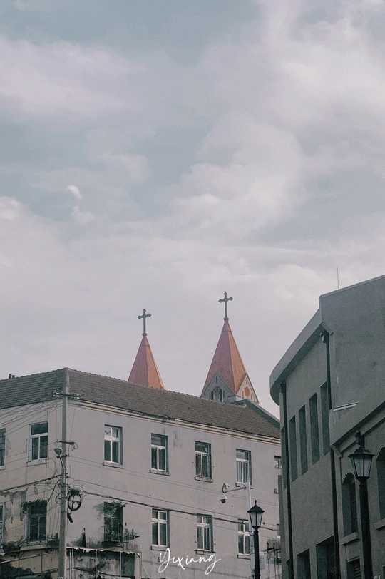 一个有教堂和十字架的建筑上的城市街道