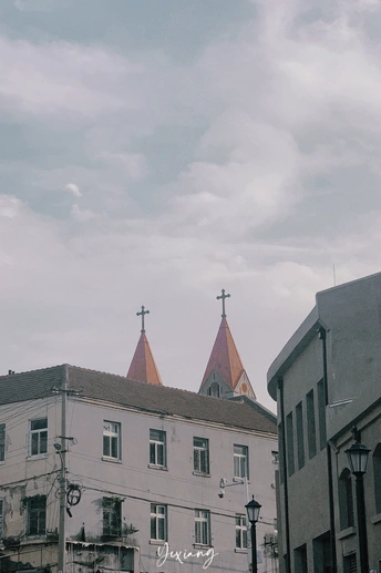 一个有教堂和十字架的建筑上的城市街道