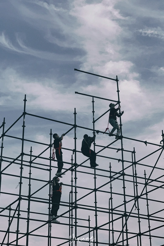 人们在建筑物顶部搭建脚手架