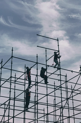 人们在建筑物顶部搭建脚手架