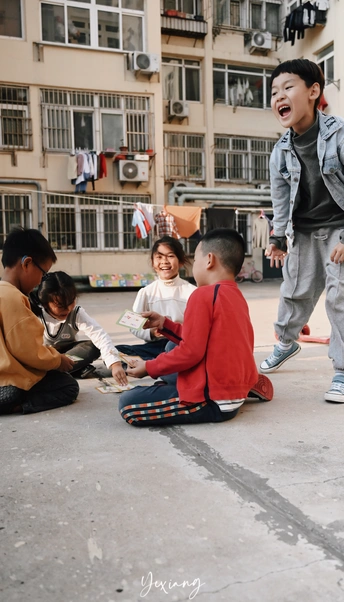 街头嬉笑的年轻男孩