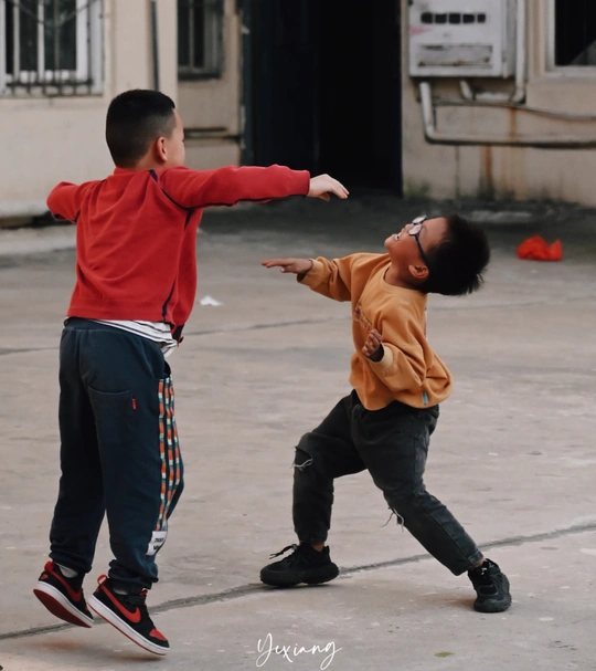 几个年轻男孩在玩飞盘